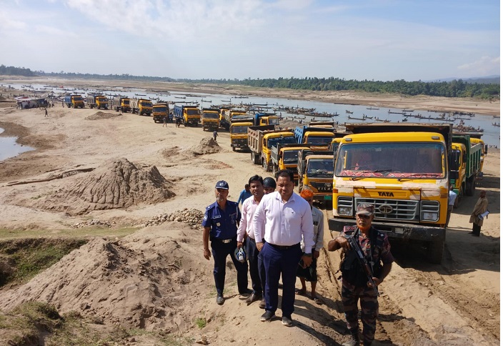 জাফলংয়ে টাস্কফোর্স অভিযান, বিপুল পরিমাণ বালু-পাথর জব্দ