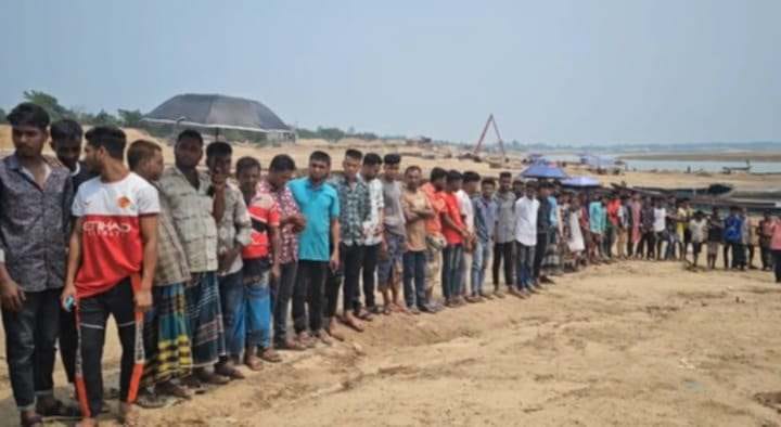 তাহিরপুরের বন্ধ যাদুকাটা নদীতে বালু উত্তোলনের সুযোগ দিতে হাজারো শ্রমিকের মানববন্ধন