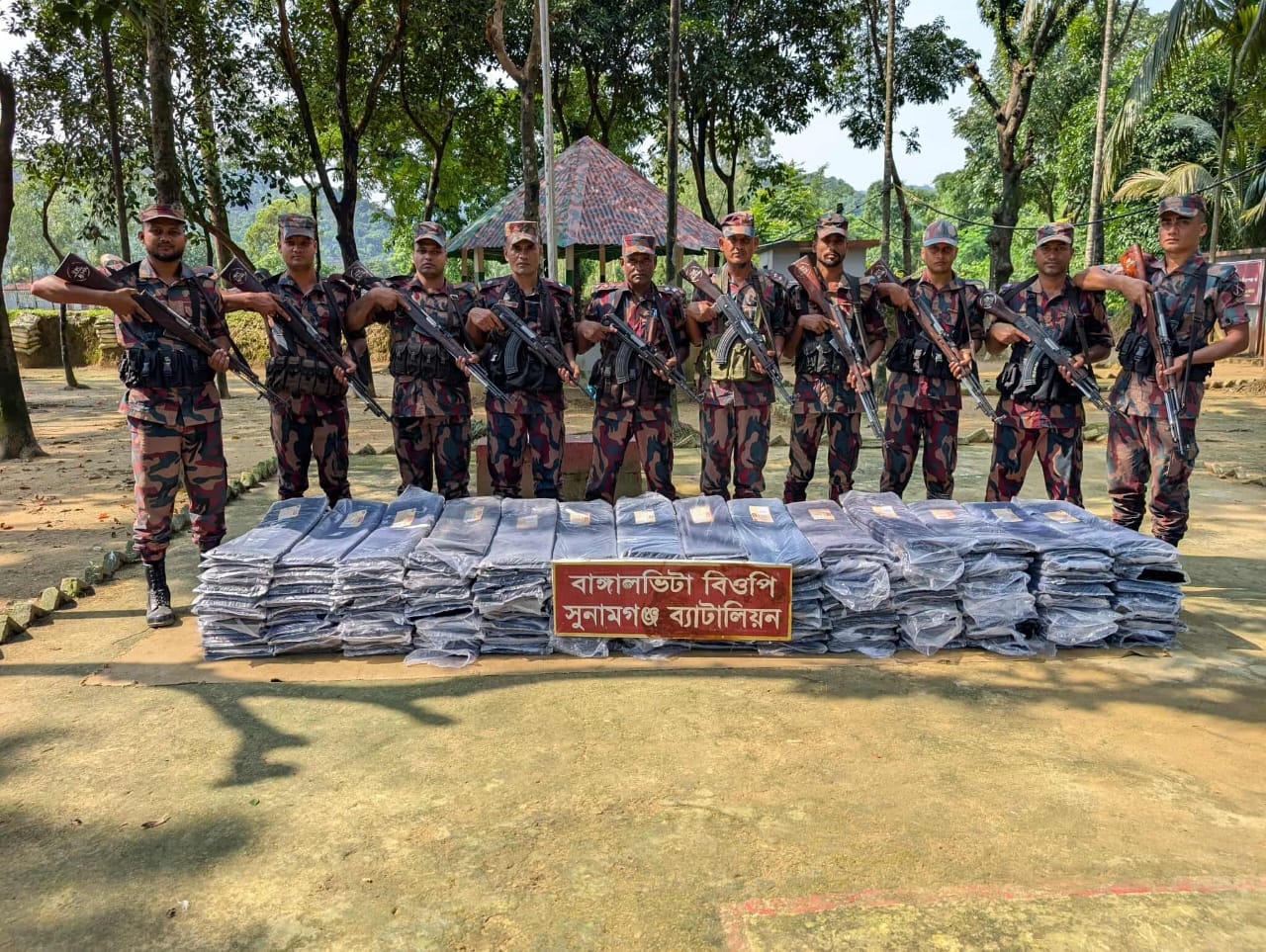 সুনামগঞ্জের মধ্যনগরে বিজিবি”র যৌথ অভিযানে চৌদ্দলাখ ৭০ টাকার অবৈধ ভারতীয় ব্লেজারের কাপড় আটক