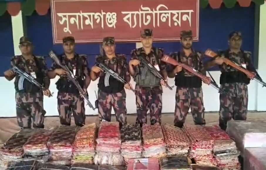সুনামগঞ্জের হালুয়ারঘাটে সেনাবাহিনী ও বিজিবি”র যৌথ অভিযানে ৫৫ লাখ টাকার অবৈধ ভারতীয় শাড়ি ও কসমেটিক আটক